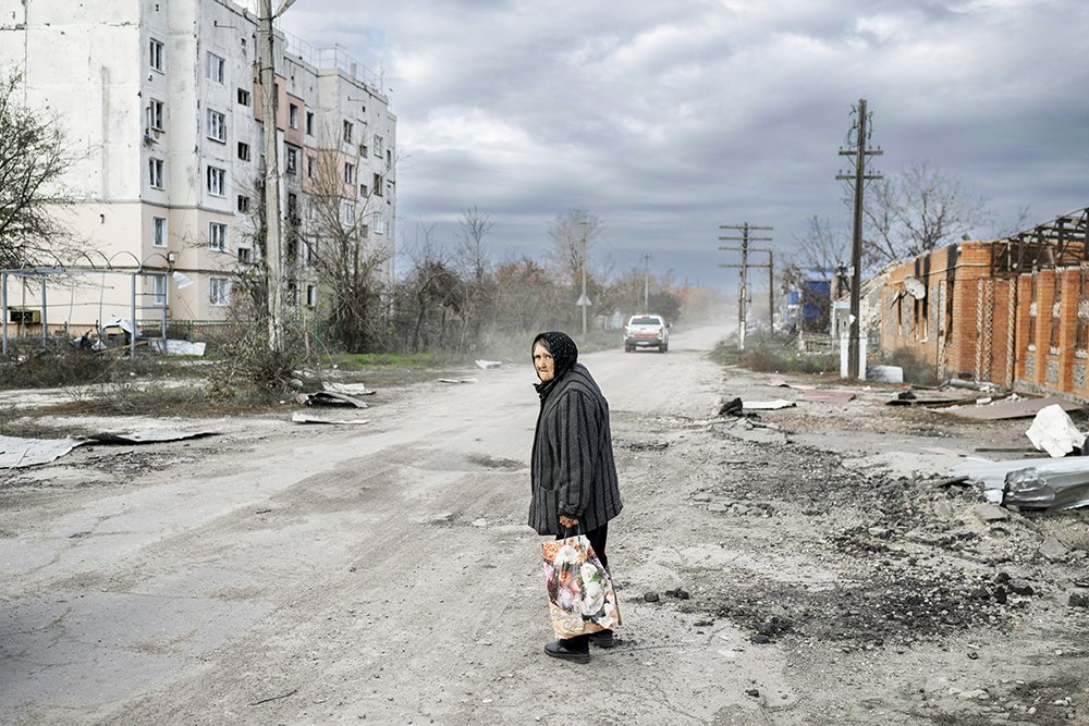 Пожилая женщина на одной из улиц Херсона. / BULENT KILIC/AFP