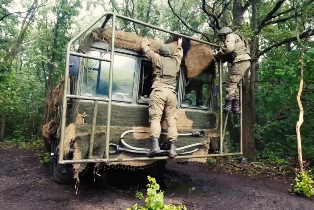 Комплексы "Искандер" маскируют так, что они становятся невидимыми для чужих глаз и технического зрения.  / Министерство обороны РФ