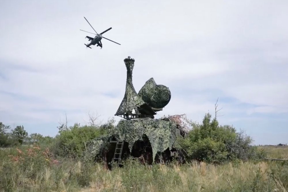 Боевую машину системы радиоэлектронной борьбы "Красуха-С4" тщательно маскируют от чужих глаз. / Министерство обороны РФ