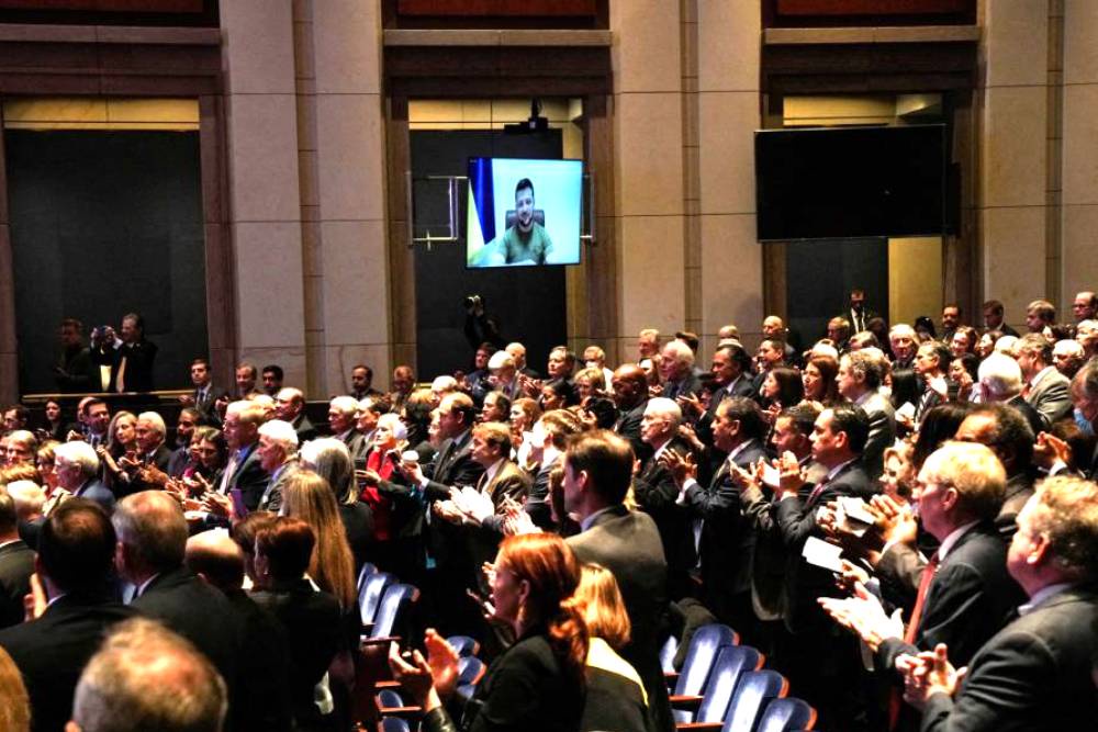 В марте Зеленский просил денег у конгресса по видеосвязи (на фото), теперь приехал за ними лично. / Reuters