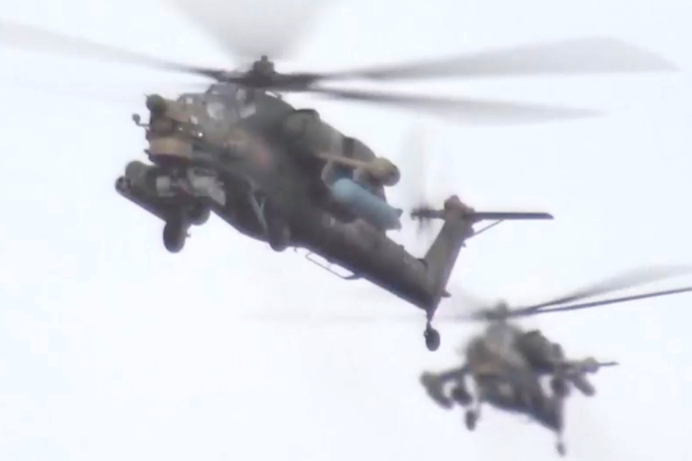 Многоцелевые ударные вертолеты Ми-35 и Ми-28, летя на скорости больше 200 километров в час, с малой высоты уничтожили замаскированные командные пункты и бронетехнику ВСУ. / Министерство обороны РФ
