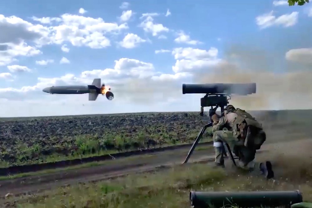 В ракетах ПТРК "Корнет" используются и термобарические боевые части для поражения инженерных сооружений. / Министерство обороны РФ