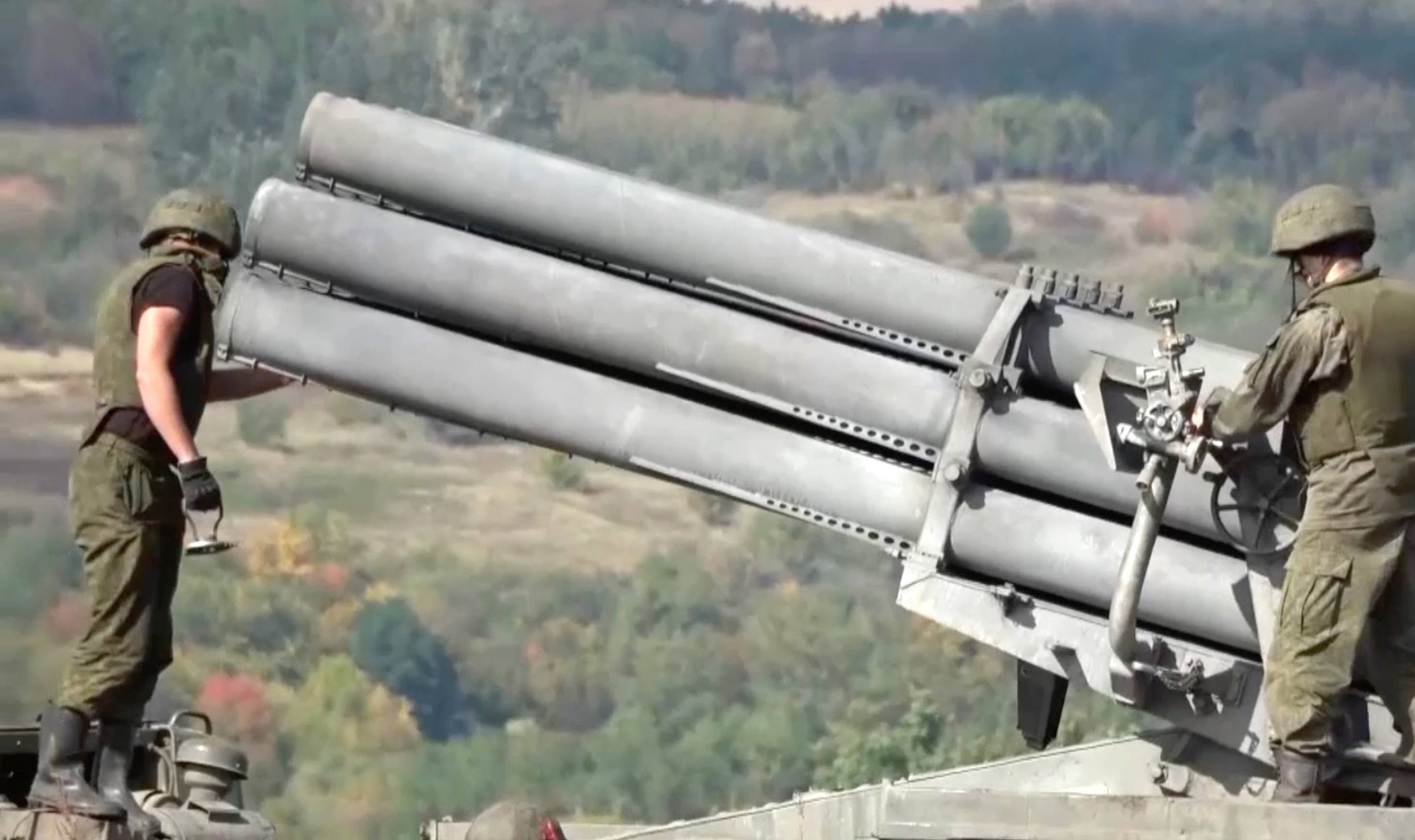 Батарея реактивных систем залпового огня "Ураган" Центрального военного округа, которой командует офицер с позывным "Вектор", в ходе спецоперации уничтожила более 100 объектов ВСУ.  / Министерство обороны РФ