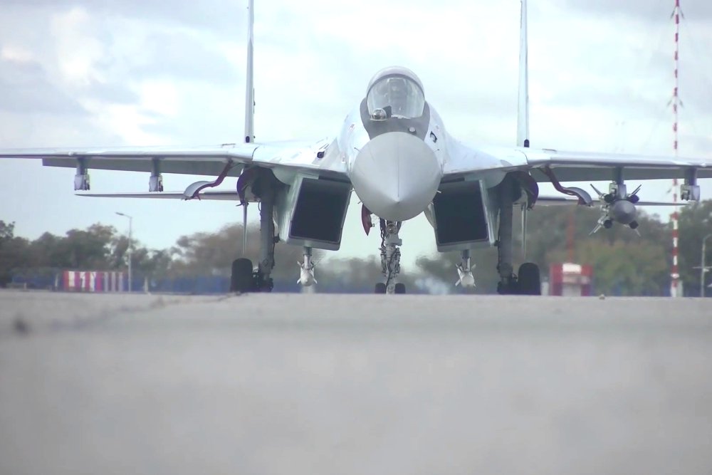 Су-35С одинаково уверенно себя чувствует, как истребитель, дальний перехватчик или бомбардировщик. / Министерство обороны РФ