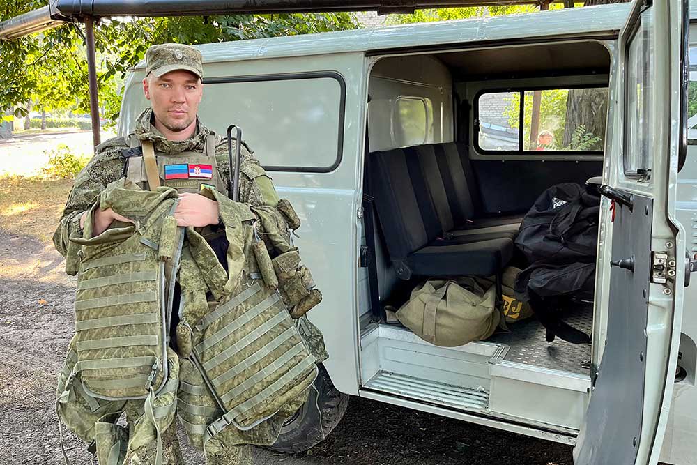 Бронежилеты - подарок крымских писателей и журналистов луганским ополченцам. / Анна Ковалева