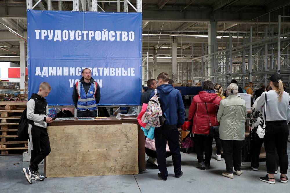 Тем, у кого есть желание и силы, предлагается работа. Пока в основном временная по расчистке завалов и уборке улиц. / Владимир Аносов