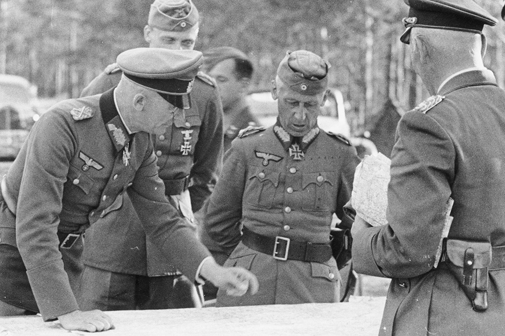 1941. Фельдмаршал фон Бок с генералами Готом и фон Рихтгофеном уточняют детали вторжения в СССР.