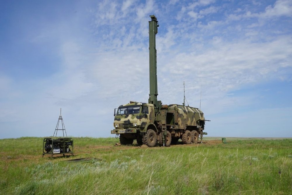 На самоходном шасси комплекса установлены оптико-электронные модули и акустические приемники.  / НИИ "Вектор"