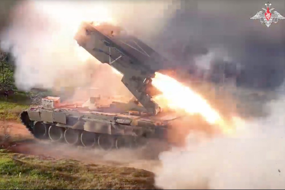 Тяжелая огнеметная система "Солнцепек" стреляет по противнику залпом 220-миллиметровых снарядов. / Министерство обороны РФ
