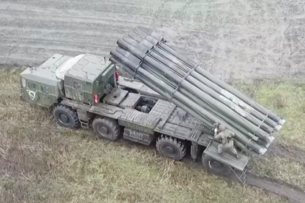 Большая дальность полета и малый коэффициент отклонения 300-мм снарядов позволяют расчетам РСЗО "Смерч" поражать важные объекты в тылу противника.  / Министерство обороны РФ