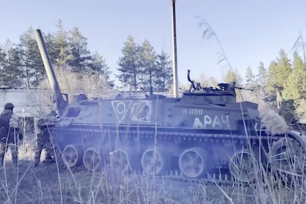 Для ударов по объектам ВСУ расчеты самоходок 2С4 "Тюльпан" применяют боеприпасы весом от 130 до 230 килограммов. Они пробивают бетонные конструкции толщиной около трех метров. / Министерство обороны РФ