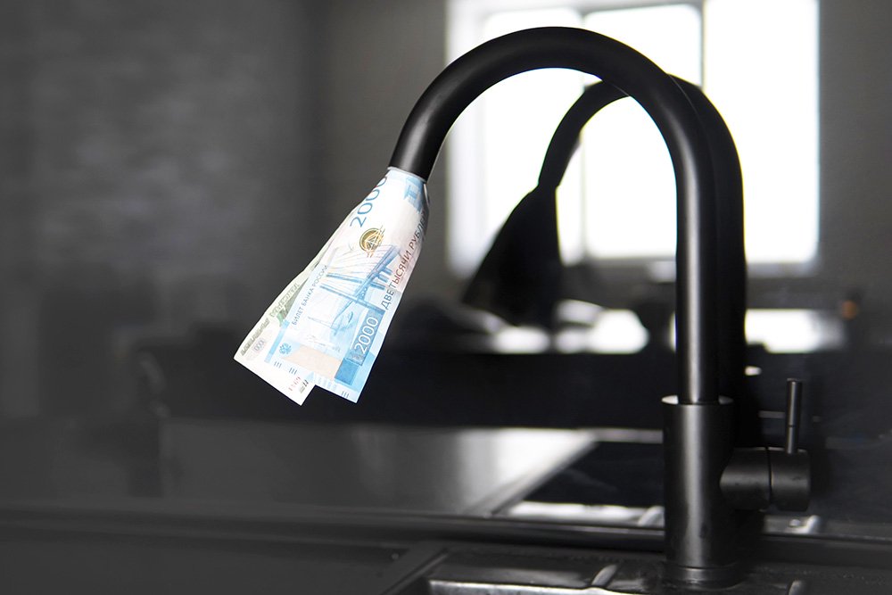 Оказаться должником можно даже не проживая в квартире - достаточно не подавать показания счетчиков. / GettyImages