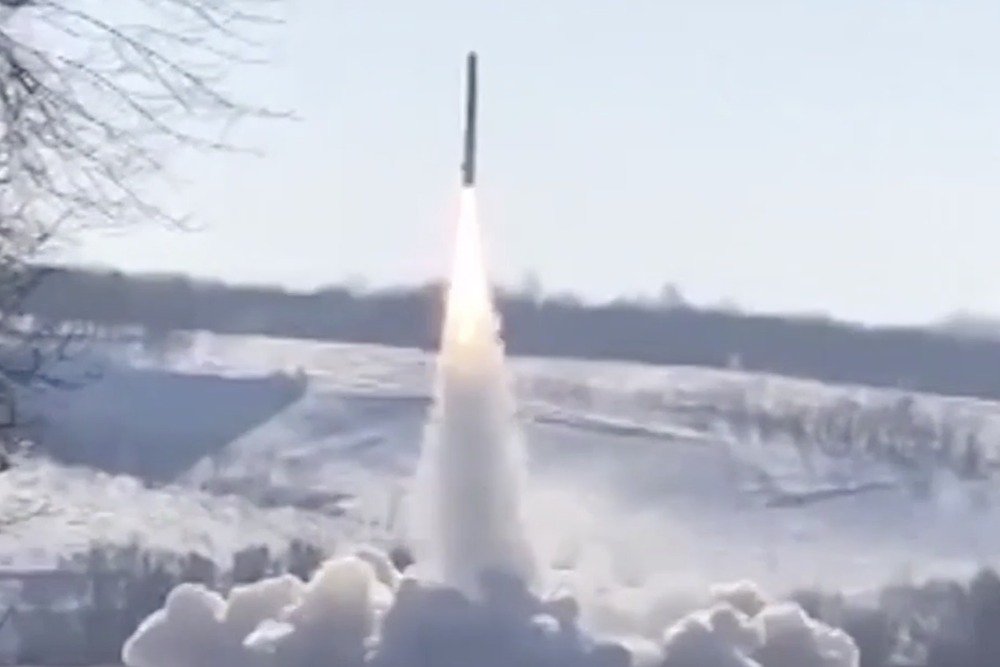 Крылатая ракета оперативно-тактического комплекса "Искандер" летит у цели на предельно малой высоте, огибая рельеф местности. Поэтому она практически неуязвима для ПВО противника. / Министерство обороны РФ