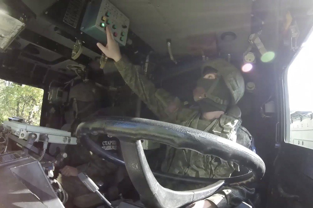 На этом снимке - действия расчета оперативно-тактического ракетного комплекса "Искандер-М", получившего с пункта управления координаты цели. Пуск ракеты не заставил себя ждать. / Министерство обороны России