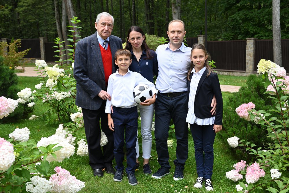 Аня и Артем Дульцевы и их дети с автором материала.