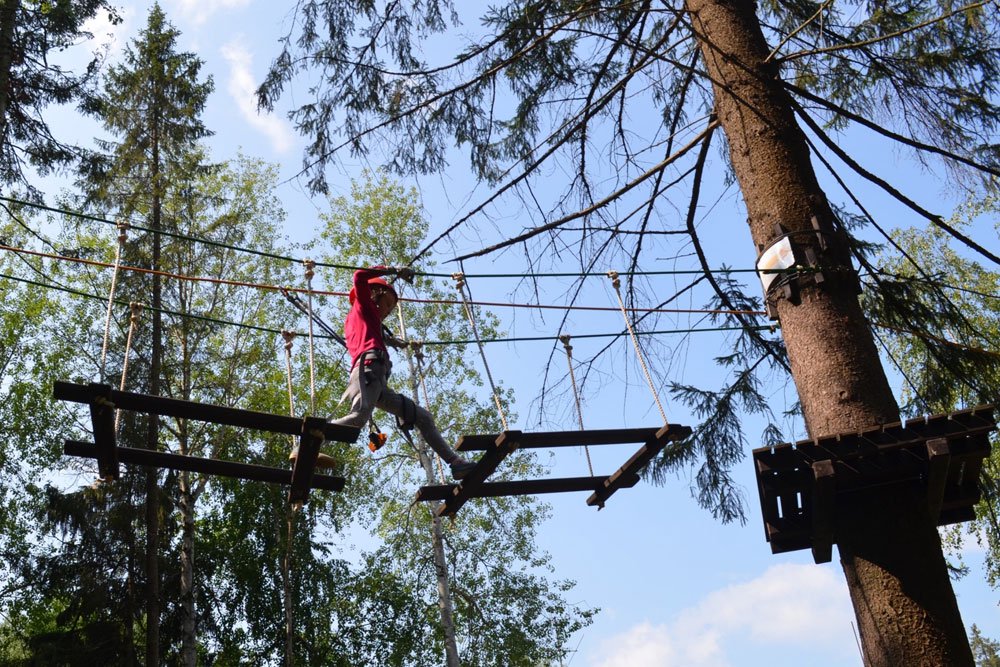 В детском лагере "Елочка" (Удмуртская Республика) открылась третья смена. На этот раз школьники отправятся в виртуальный мир бороться с вирусом, но гаджеты оставят за пределами своего "государства". "Будем работать руками, головой, спортом бороться с вирусом, - рассказала заместитель гендиректора "Елочки" Мария Царева. - В прошлой смене дети попадали в волшебное королевство. Мы никогда не повторяемся". / предоставлено администрацией лагеря "Елочка"