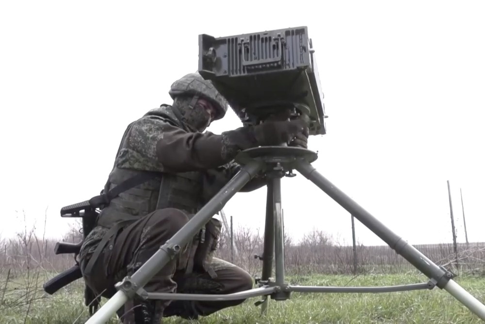 На этом снимке - расчет переносного комплекса разведки и контроля стрельбы "Аистенок" в боевой работе. В ходе спецоперации такая техника используется для контрбатарейной борьбы. / Министерство обороны РФ