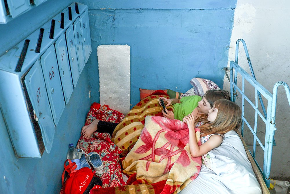 Пока самыми безопасными на Донбассе остаются подвалы и лестничные клетки. / Сергей Бобылев/ТАСС