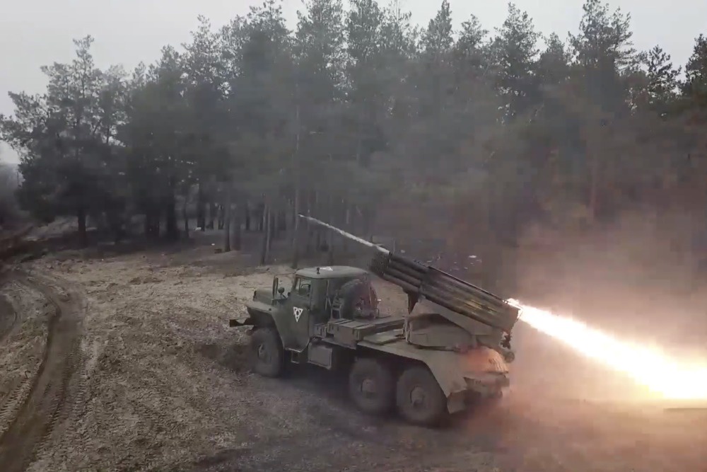 Расчеты РСЗО "Град" бьют по целям, координаты которых передают операторы БПЛА и артиллерийская разведка. / Минобороны РФ