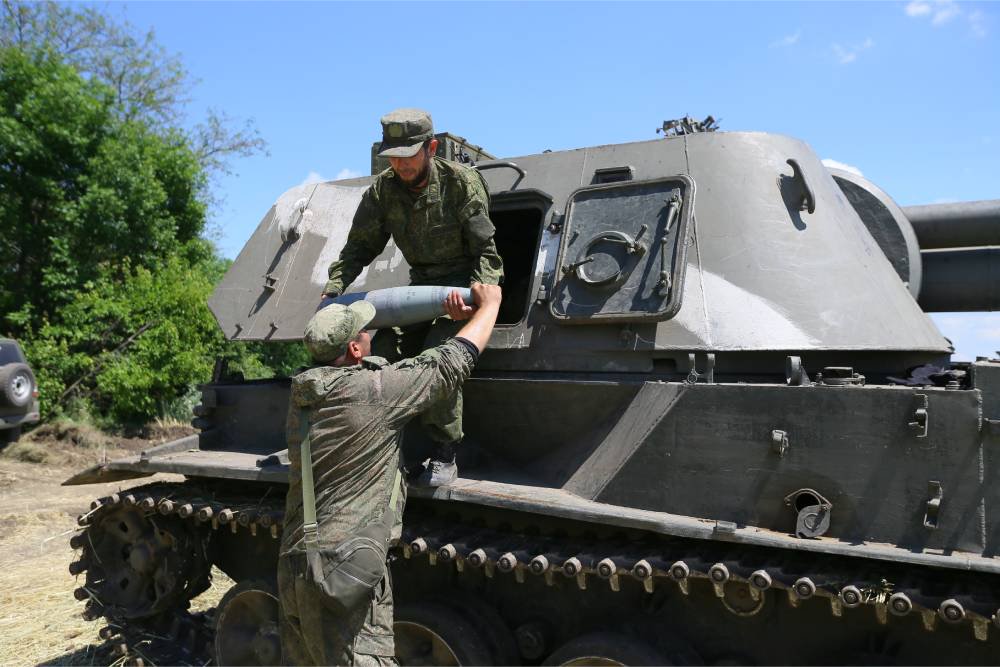 Артиллеристы готовят "Акацию" к новому бою. / Александр Корольков/РГ