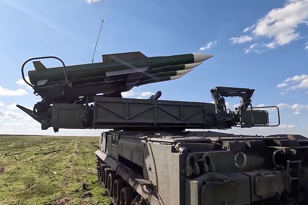 Расчеты комплексов "Бук" круглосуточно обнаруживают и уничтожают сотни летательных аппаратов противника. / Министерство обороны РФ