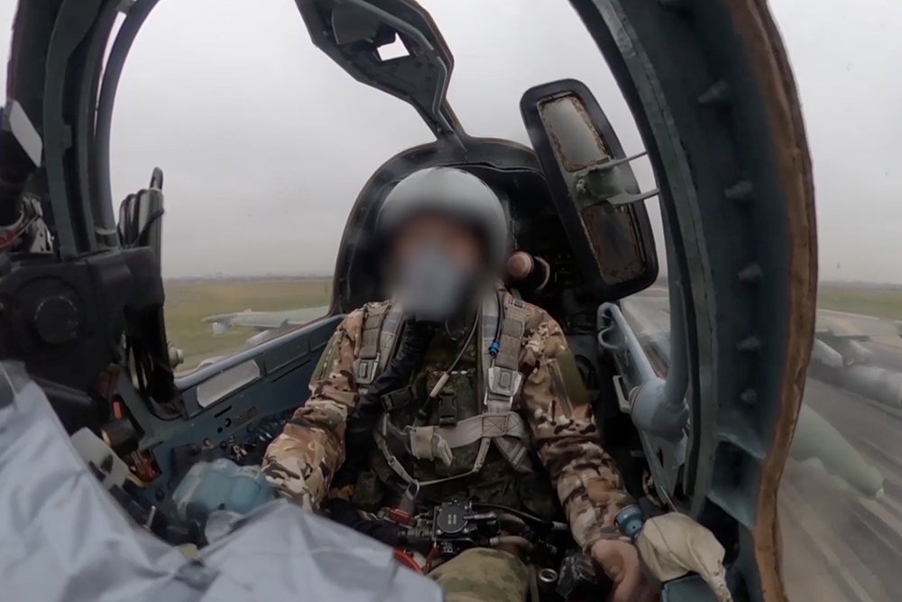 Самолеты Су-25 летают на предельно малых высотах, чтобы быть невидимыми для ПВО противника. / Минобороны РФ