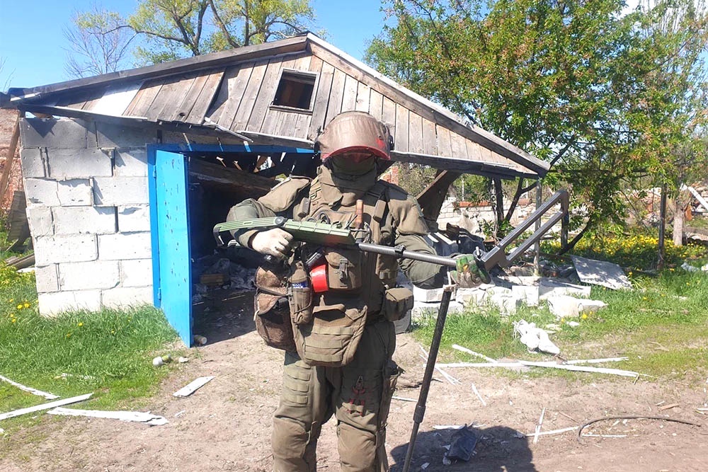 Были случаи, когда защитный костюм спасал сапера от мины "Ведьма", в которой 2,5 тысячи осколков.