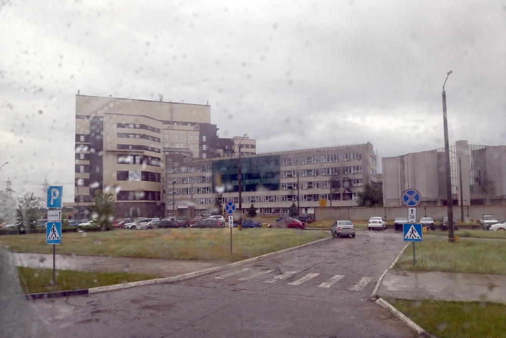 ВСУ ведут методичный обстрел объектов, прилегающих к реактору атомной электростанции.