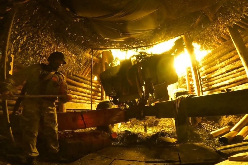 Для защиты от дронов орудия 3-й гвардейской армии ведут огонь из подземных капониров. Гаубица Д-30 "разбирает" опорные пункты ВСУ на Лиманском направлении. Это надежное орудие сравнивают с автоматом Калашникова.