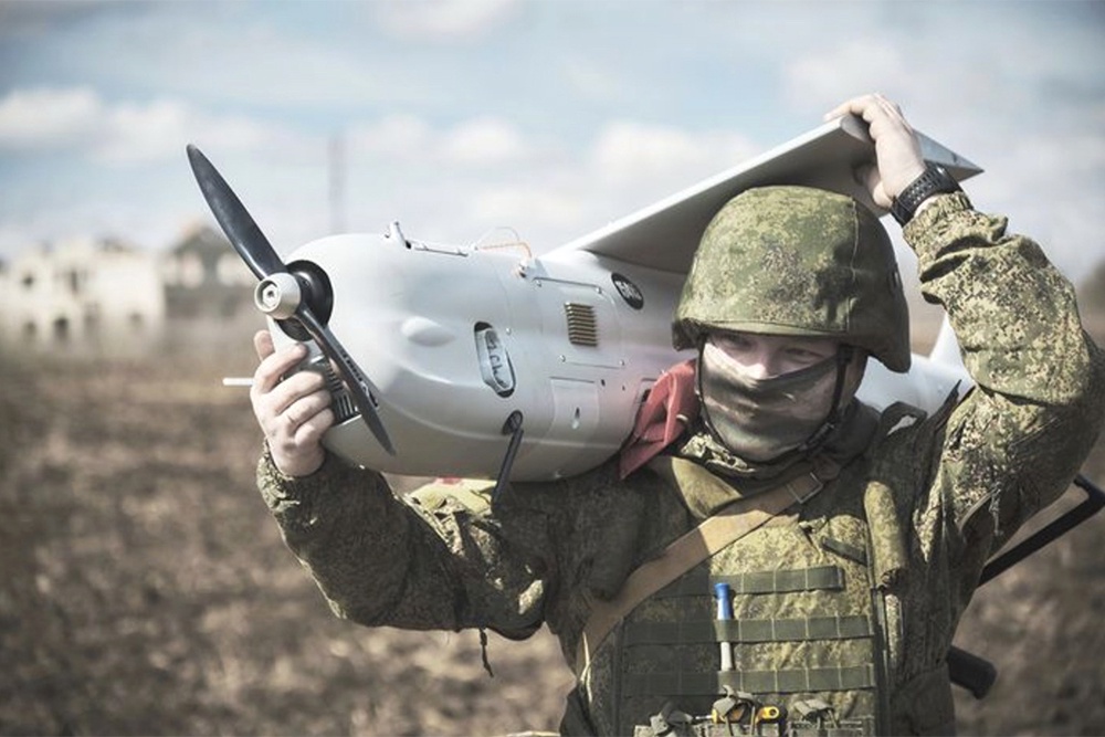 Штурмовой взвод под командованием младшего сержанта Дениса Деревнина из батальона "Кедр" 80-го гвардейского танкового полка помог основным силам взять казавшееся неприступной крепостью село Богдановка в ДНР. "Чуть ли не каждый дом, куст, подвал или блиндаж внутри противник превратил в укрепленную точку с пулеметами", - вспоминает он. Но в итоге сопротивление ВСУ все-таки было сломлено. Немалая заслуга в этом российских ударных дронов, закошмаривших противника перед последующей атакой наших штурмовиков.