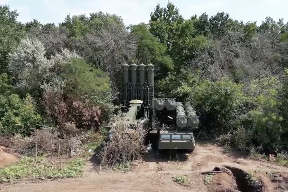 Этот снимок сделан на боевых позициях зенитных ракетных систем С-300В Западного военного округа. Их расчеты прикрывают от воздушных ударов наиболее важные армейские объекты. / Минобороны РФ