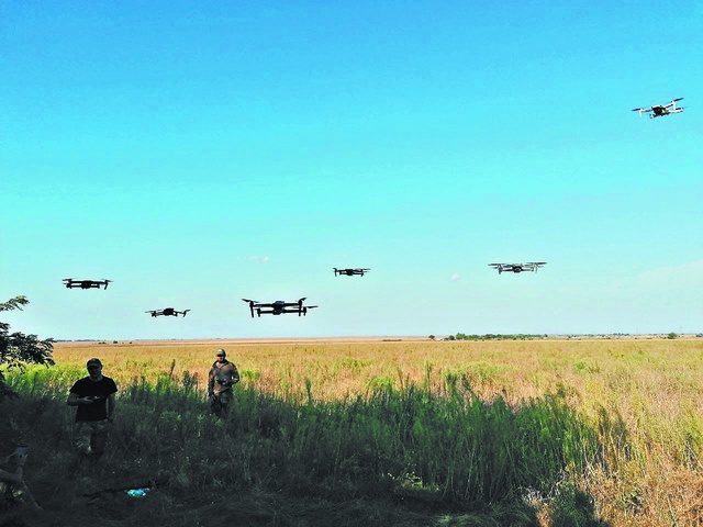 Специалисты по работе с дронами из обычной мастерской сделали настоящую лабораторию по их дооснащению.