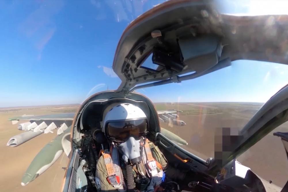 Удары российских штурмовиков Су-25 в ходе спецоперации позволяют в том числе создавать коридоры для прохождения наших штурмовых групп и деактивировать минные поля противника. / Министерство обороны РФ