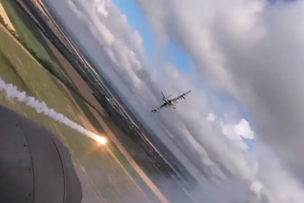 Прицельные удары наших летчиков, ракетчиков и артиллеристов в течение суток накрыли огневые позиции 42 подразделений, живую силу и украинскую военную технику в 139 районах. / Министерство обороны РФ