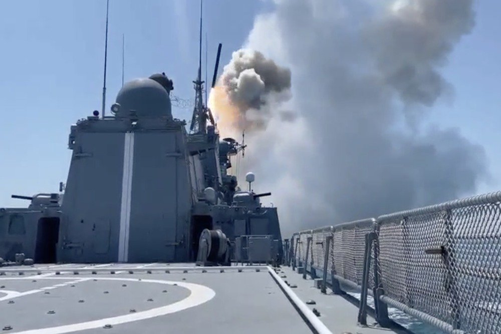 Фрегат Черноморского флота выпустил залп из четырех высокоточных ракет большой дальности "Калибр". В итоге все наземные цели - склады боеприпасов в Львовской области - уничтожены. / Минобороны РФ