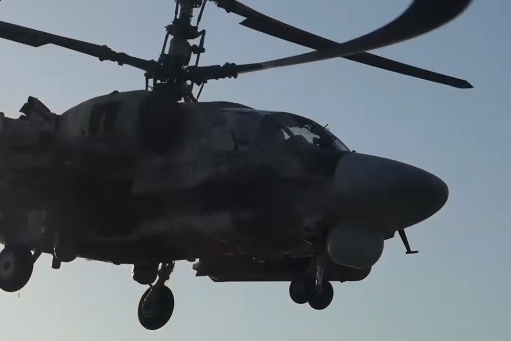 Разведывательно-ударный вертолет Ка-52 "Аллигатор" пресек попытку украинских диверсантов пересечь Днепр. Ракетами "Вихрь" вертолетчики потопили баржу с вэсэушниками. / Минобороны РФ