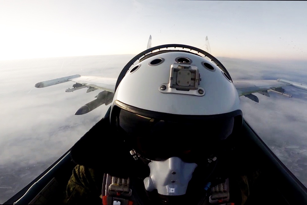 Летчики новейших российских истребителей Су-35С ведут настоящую охоту на вражеские самолеты. / Минобороны РФ