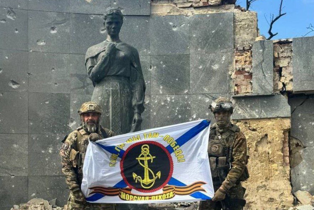 Штурмовые подразделения 155-й гвардейской бригады морской пехоты Тихоокеанского флота развернули флаг своего подразделения в освобожденной от националистов Новомихайловке.