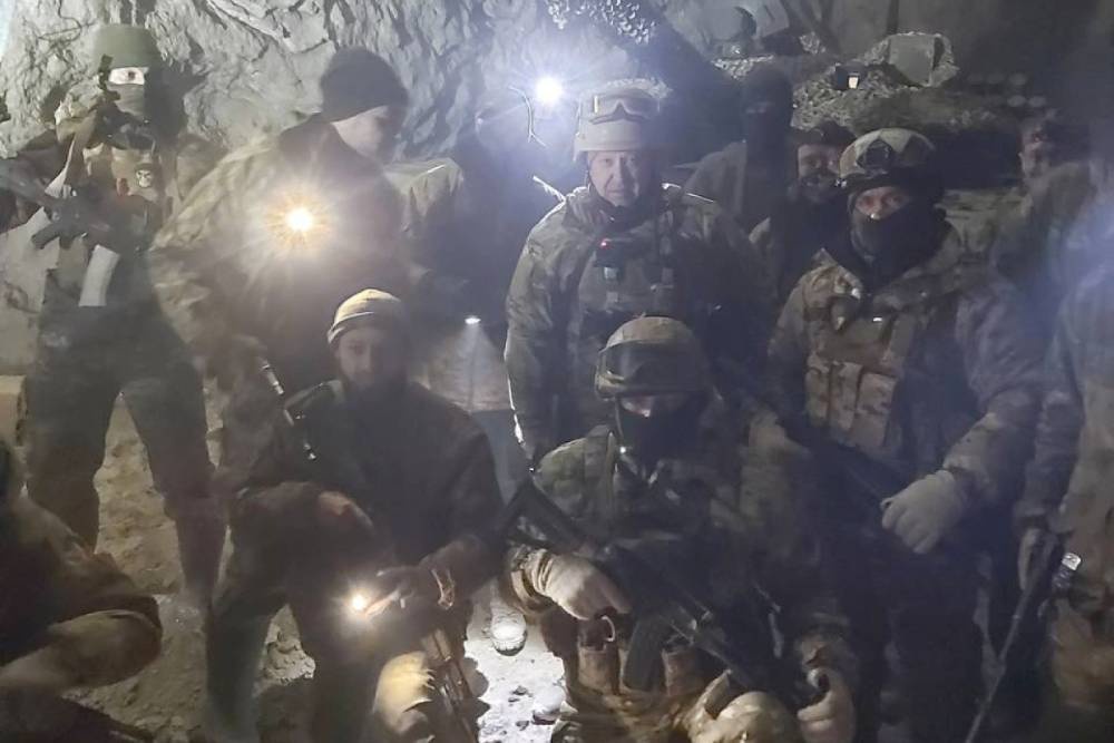 Основатель и руководитель группы "Вагнер" Евгений Пригожин сфотографировался с однополчанами в одной из освобожденных ими от украинских формирований соляных шахт Соледара. / пресс-служба компании "Конкорд"