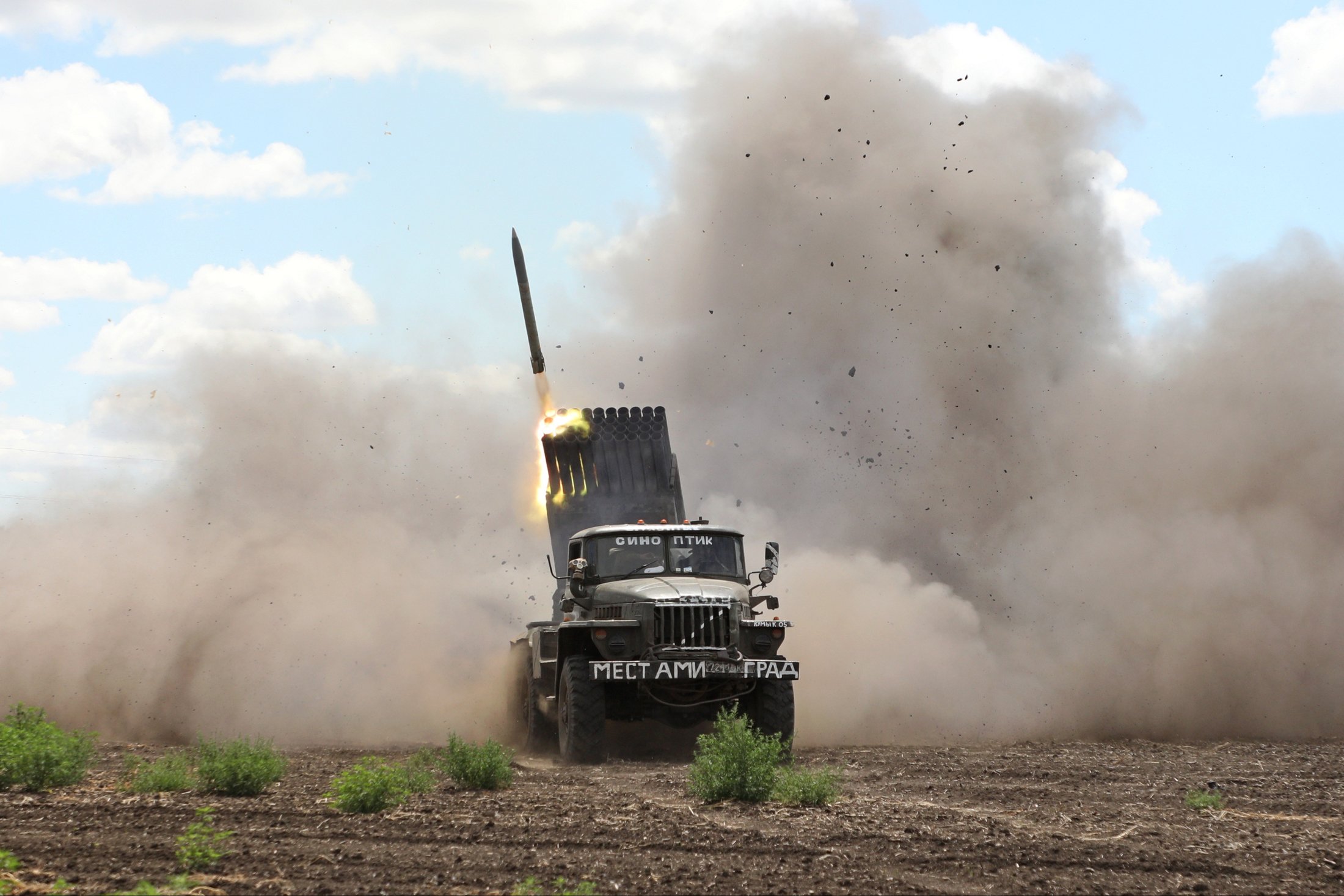 Командир этой боевой машины после беседы с корреспондентами "РГ" вернулся к работе. / Владимир Аносов