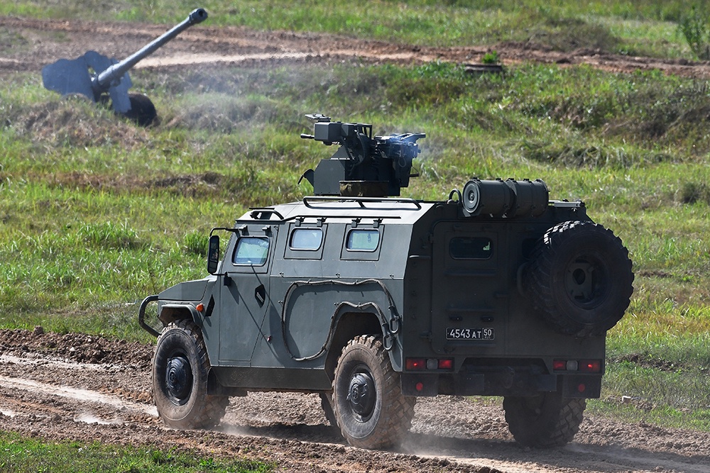 Бронеавтомобили "Тигр-М" с роботизированным модулем "Арбалет-ДМ" оказывают огневую поддержку войскам. / РИА Новости