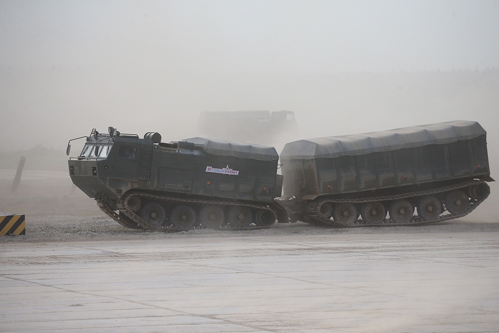 ДТ-30 способны перевозить в условиях полного бездорожья практически любые грузы массой до 30 тонн. / Сергей Михеев/РГ