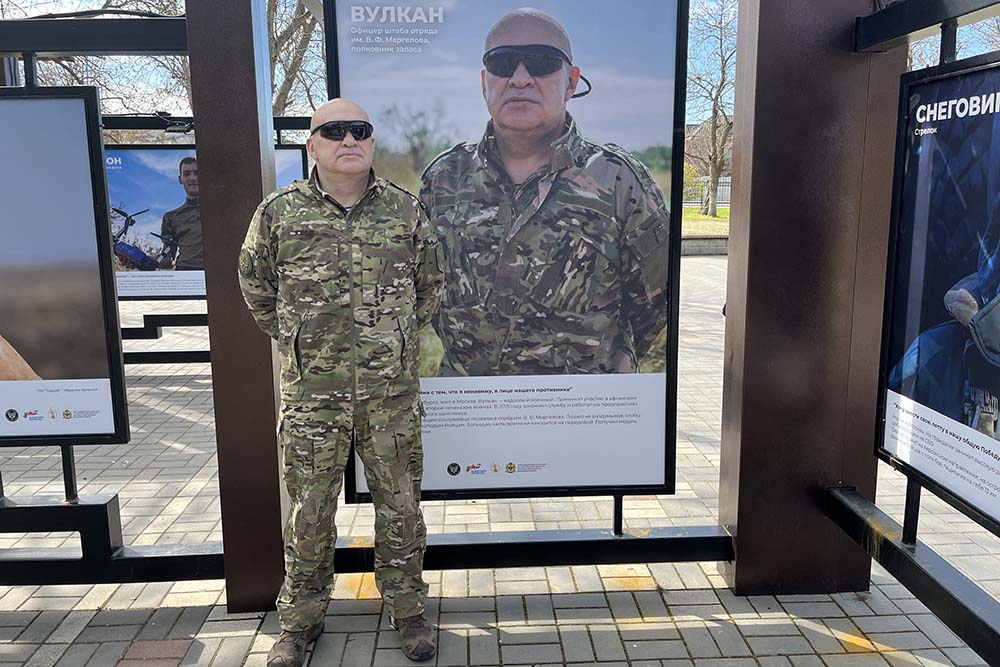 В Геническе Херсонской области появилась фотогалерея действующих бойцов специальной военной операции. Один из них - руководитель группы БПЛА добровольческого отряда имени Василия Маргелова с позывным Вулкан. Он - кадровый разведчик, участник войны в Афганистане, событий на Северном Кавказе в 1990-е. На передовой на херсонском направлении с начала спецоперации. Вместе с подчиненными Вулкан сегодня испытывает новейшие разработки российских беспилотников.