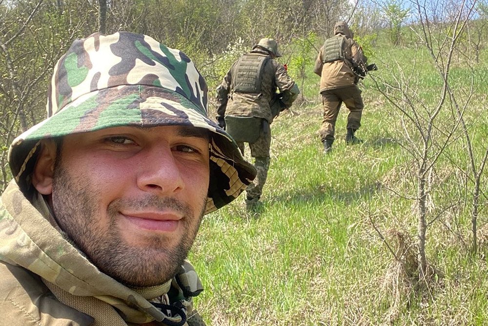 Донбасс. 2022 год. Старший лейтенант Сослан Хасигов идет на очередное задание. / Из семейного архива Сослана Хасигова