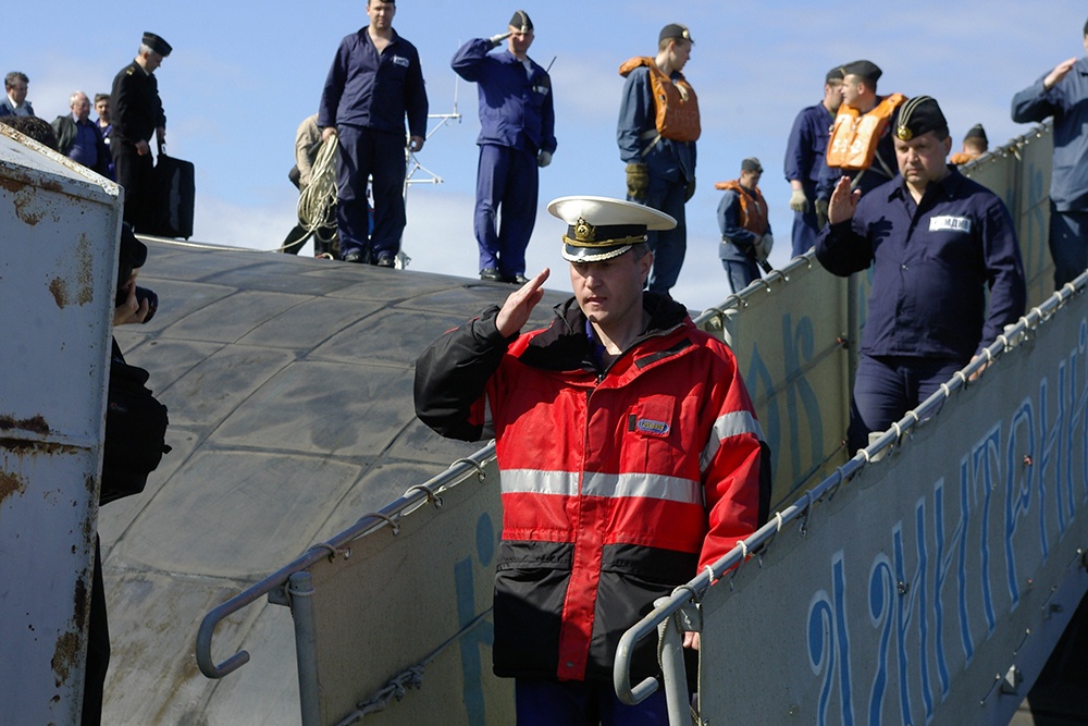 Каперанг Олег Цыбин отдает честь на борту "Дмитрия Донского"
