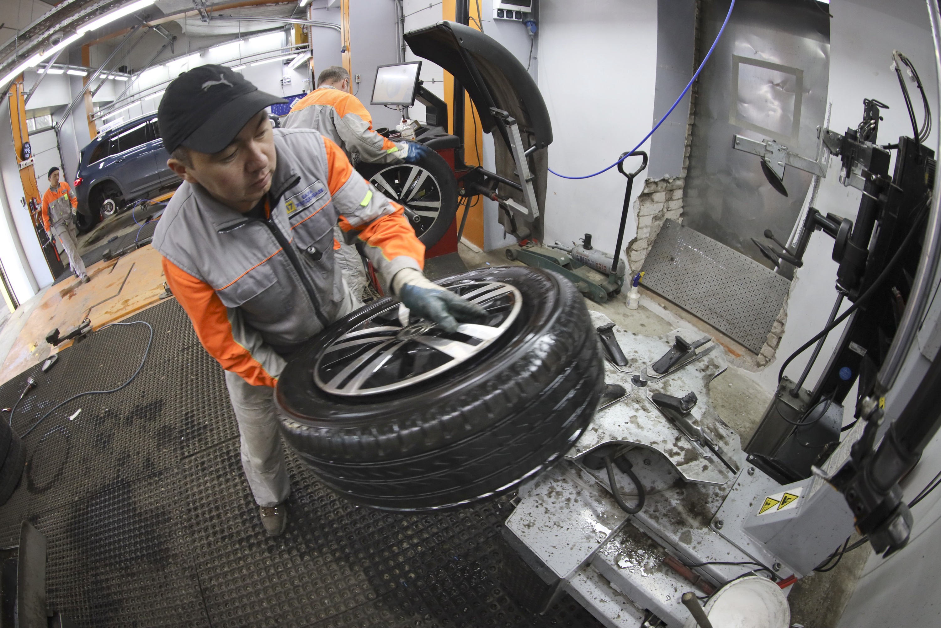 Менять летние шины на зимние и обратно придется вовремя. Иначе водителю будет грозить штраф.