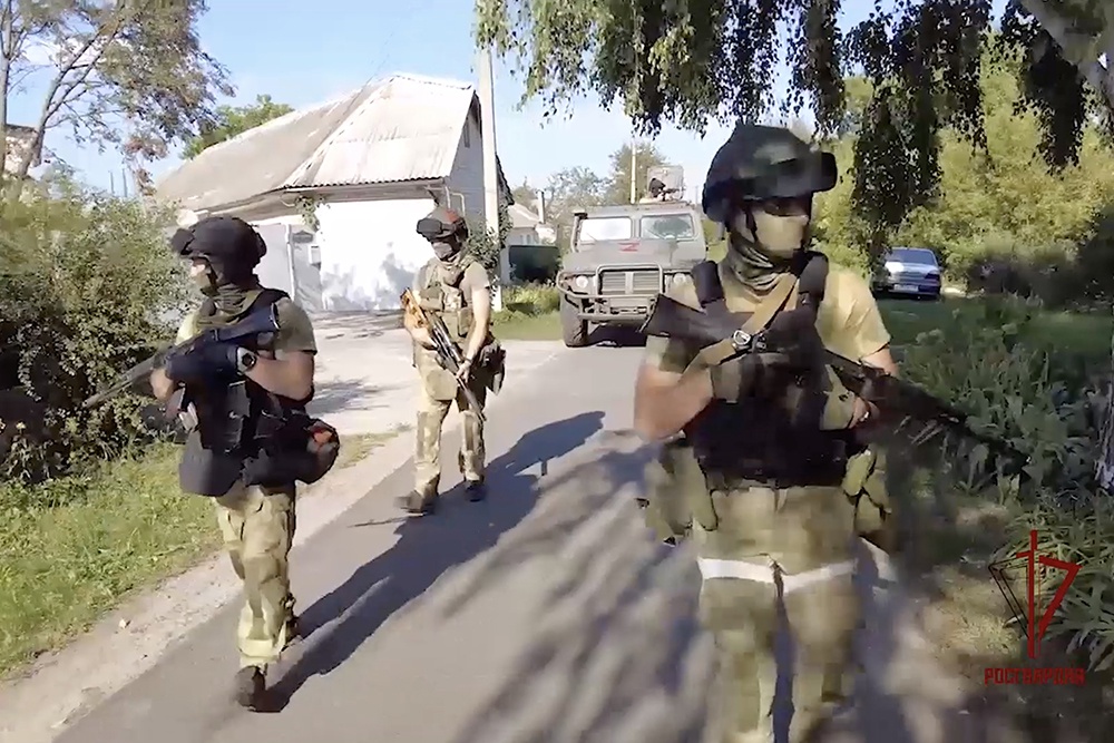 В Курской области спецназовцы Росгвардии уничтожили группу украинских националистов. Информацию о том, что в лесу рядом с одним из сел засела группа ВСУ, сообщили местные жители. 