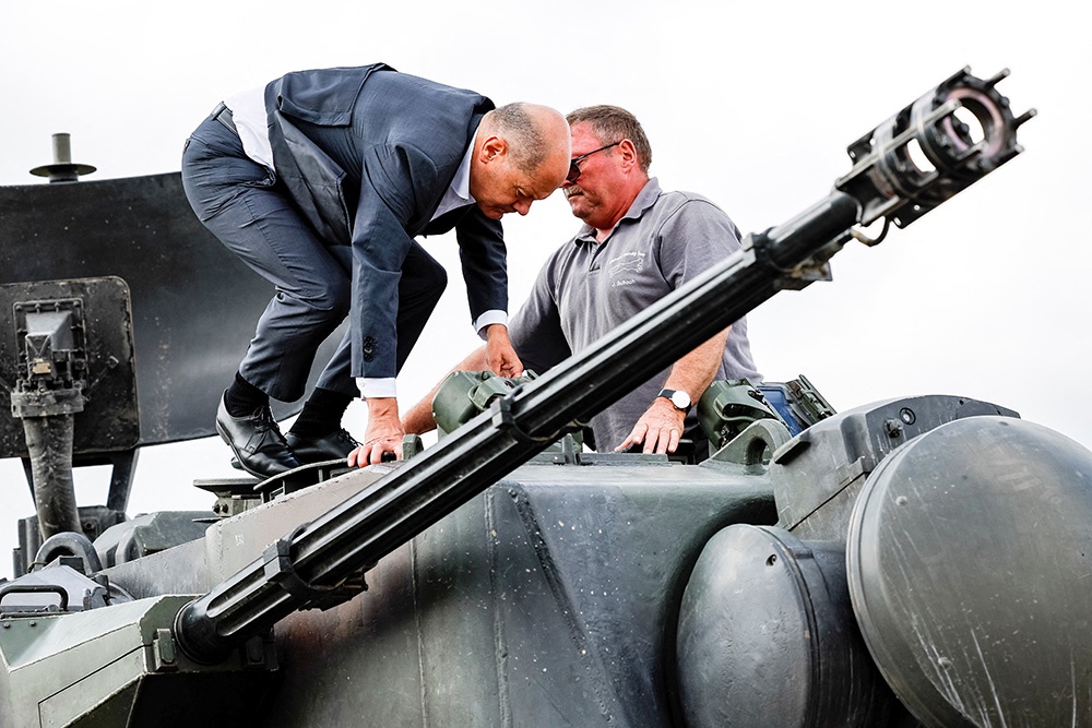 Канцлер Шольц не желает видеть очевидных исторических параллелей в появлении немецких танков в Курской области. 