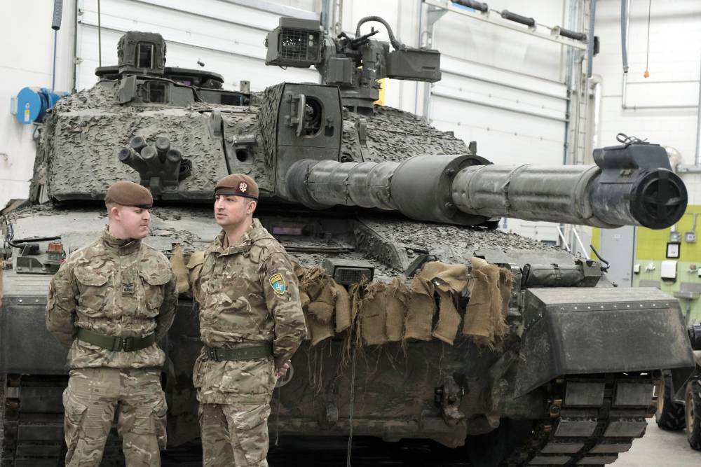 Великобритания первой из западных стран пошла на поставки Украине своих основных танков Challenger 2 (на фото), пытаясь тем самым спровоцировать на это и Германию. / EPA