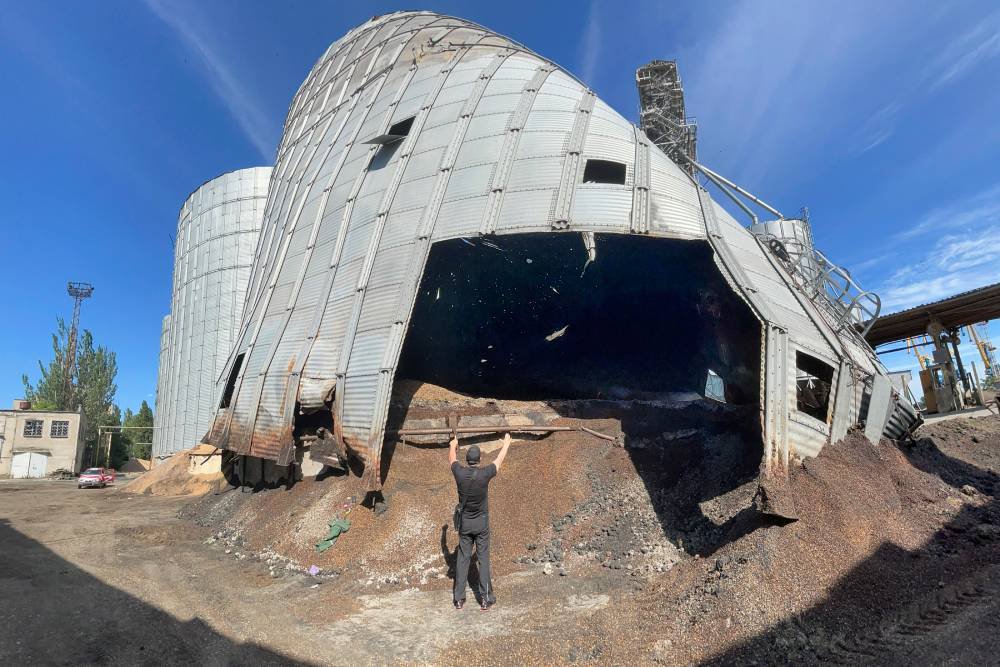 Огромные силосные башни в порту Мариуполя повреждены, из них сыплется сгоревшее зерно - черные сухие струйки угольков, непригодных в пищу. / Максим Антонов/РГ